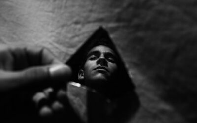 Projectie: Hoe narcisten hun eigen gedrag op jou afschuiven